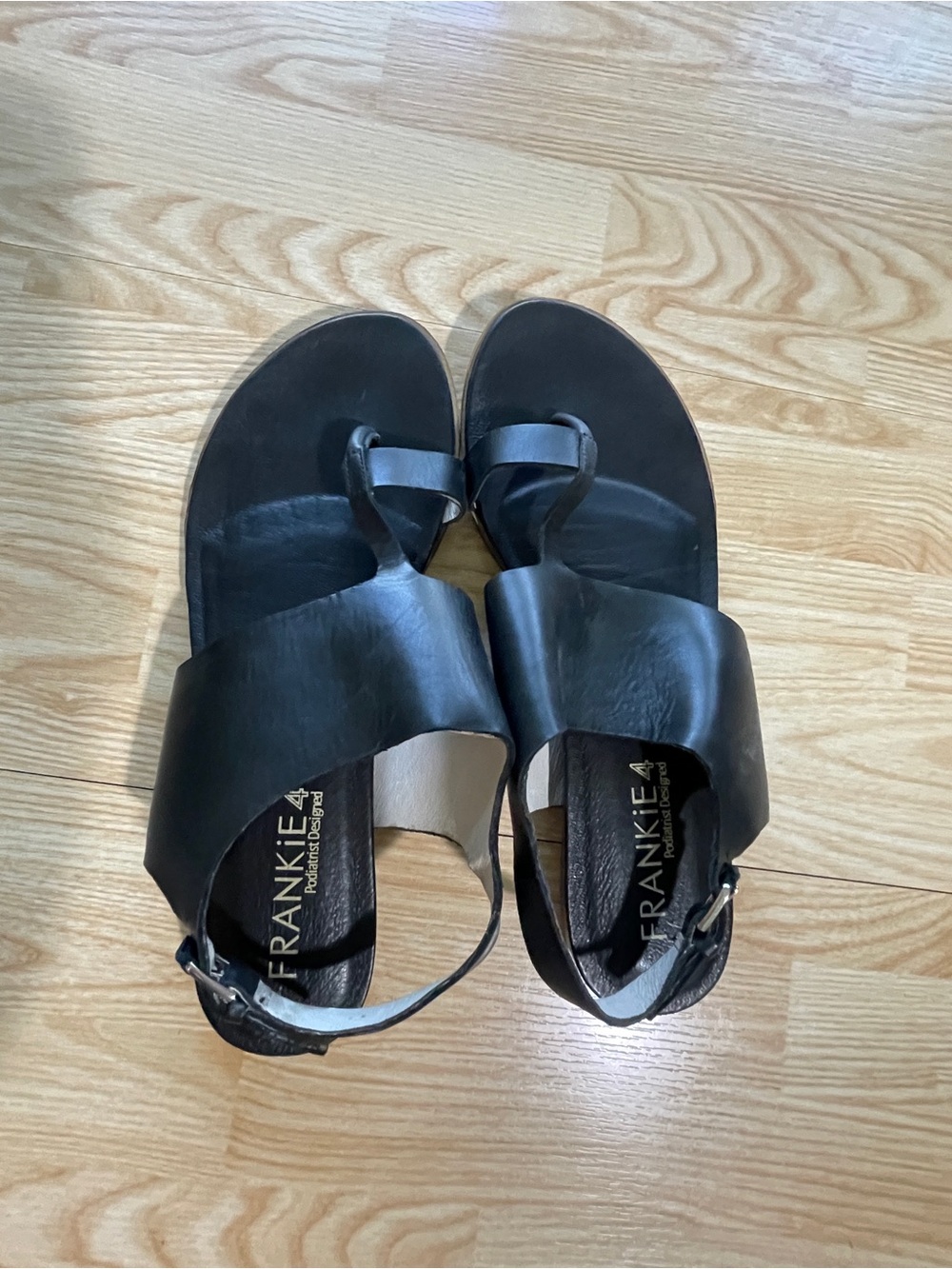 Vintage FRANKiE4 Women’s Black Leather Toe-Loop Sandals, size 9